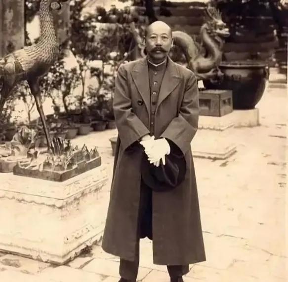 1923年，曹锟不惜重金，从国外买回8台坦克，可是却没有驾驶员，曹锟指着一个士兵