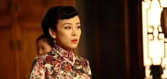 1922年，54岁的黄金荣回到家中，对妻子林桂生说道：我要娶露兰春，你交出正室之