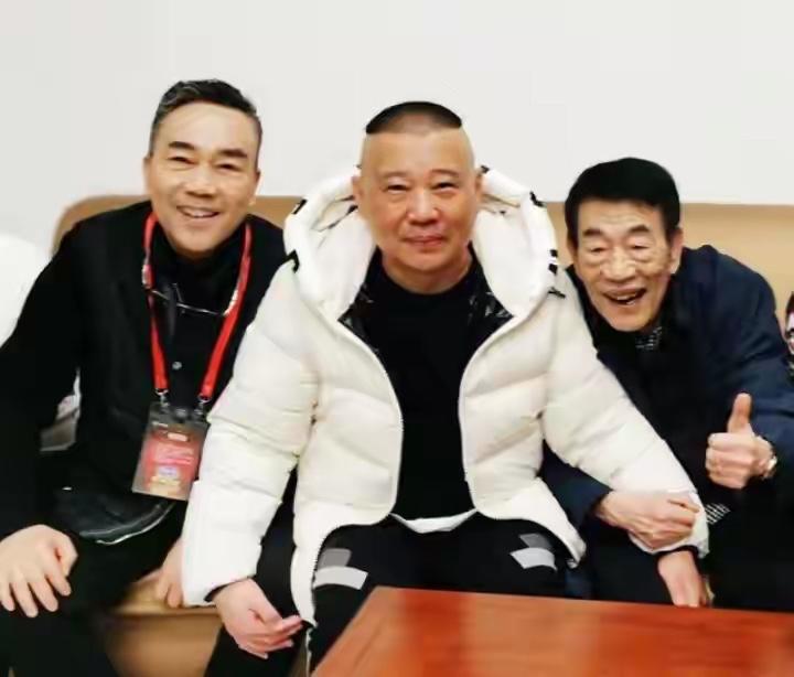 杨议频繁在直播中批判、抵触郭德纲，表面是天津德云社开业礼数分歧，背后是早年恩情落