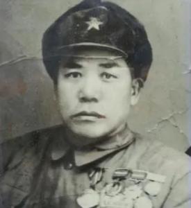 一次白刃战中，一名身高1米92，体重200斤的中国战士，突然大喊着杀入日军。平均