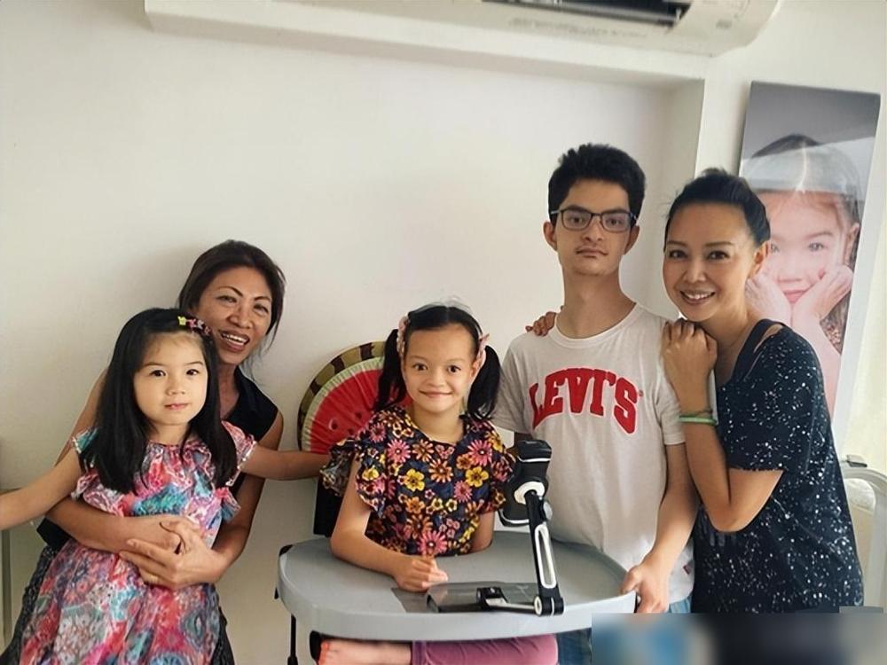 特意查了一下，原来钟丽淇的大女儿伊莎贝拉患的是‌4号染色体缺损综合症‌，是一种罕
