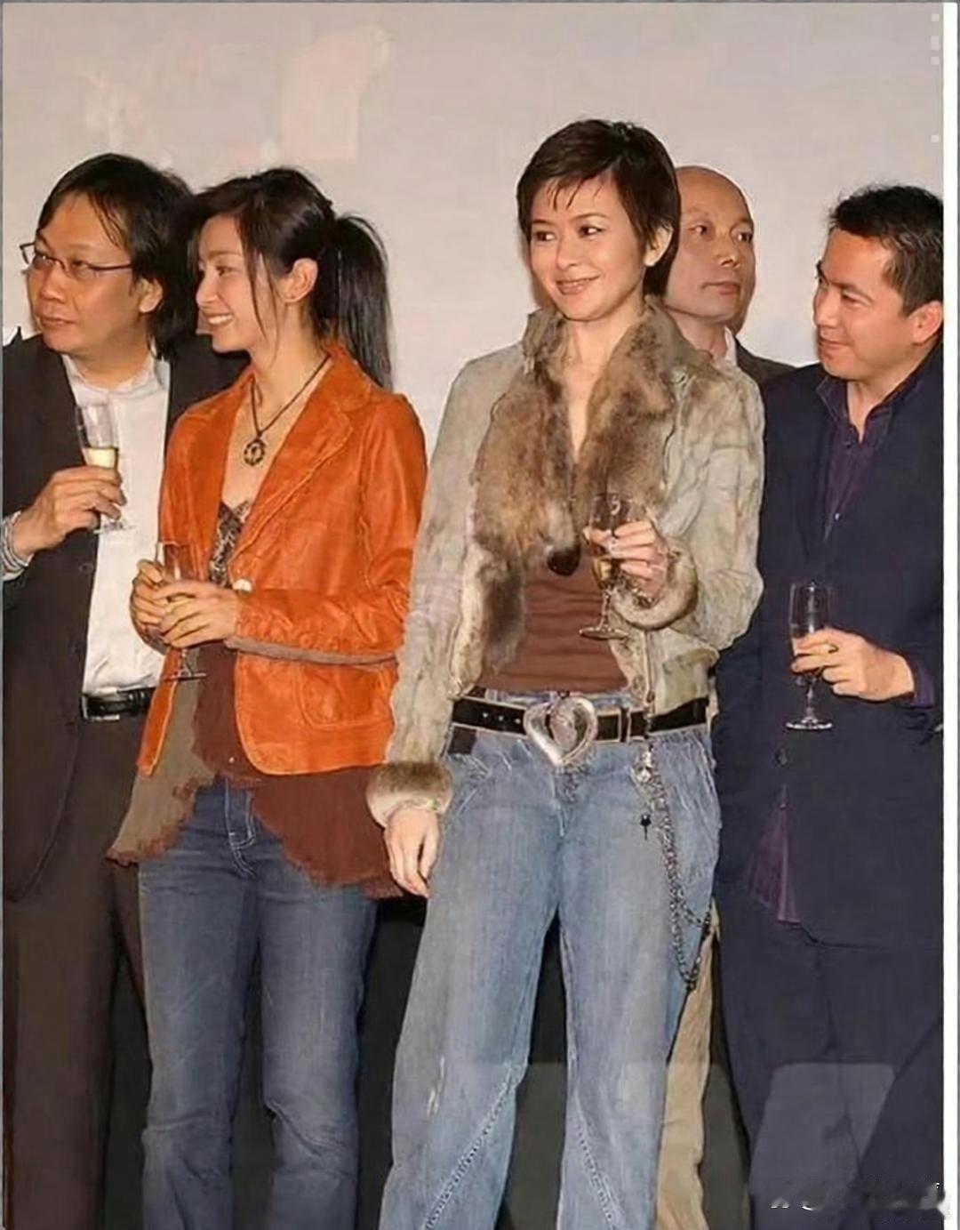 当年没有美颜滤镜，关之琳和李冰冰长这样，模样非常真实。大家说说，她们两个人长的怎