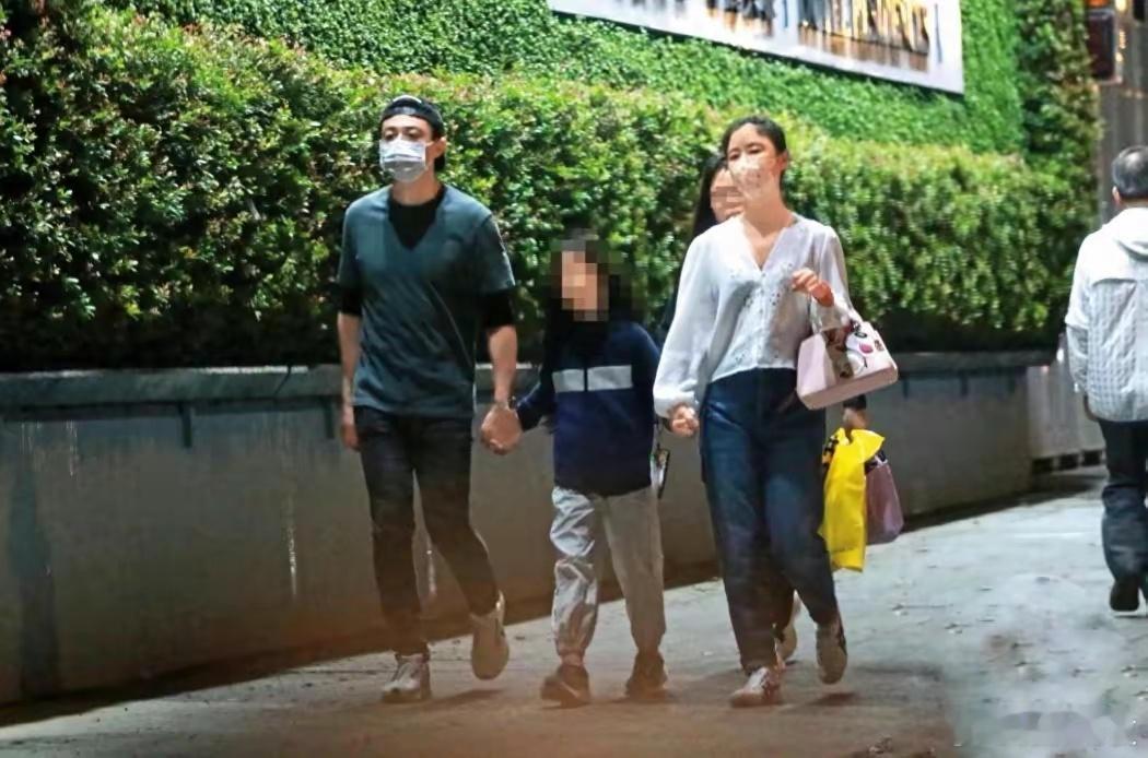 霍建华林心如夫妇带着女儿逛街被媒体拍到:小海豚被明星爸爸妈妈牵着手，一家三口走在