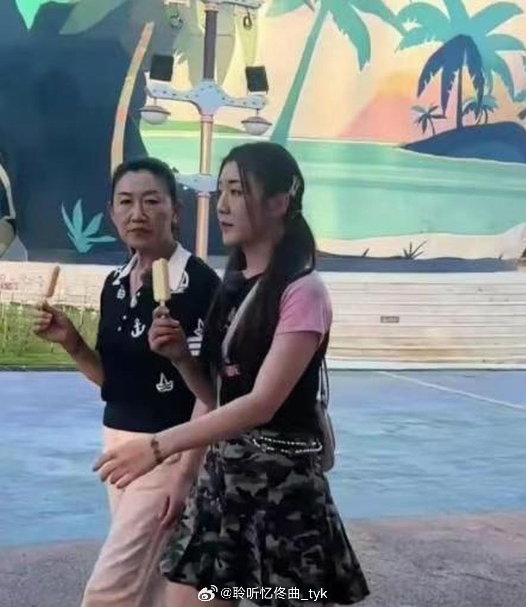 陈梦母女在一起一样的吓人啊，尤其是那眼神！
