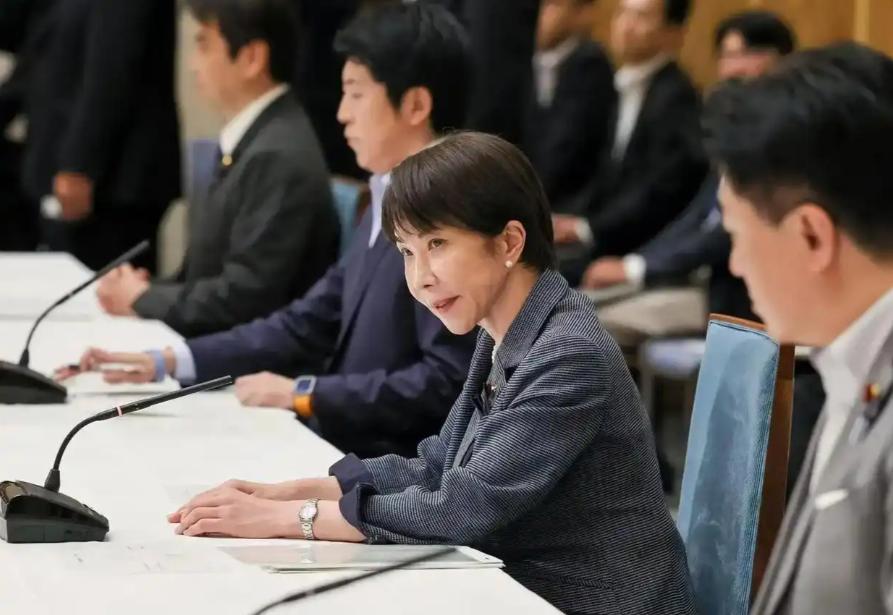 被打疼了？高市早苗罕见开始主动承认错误了！10月16日，据日媒报道显示，在参议院