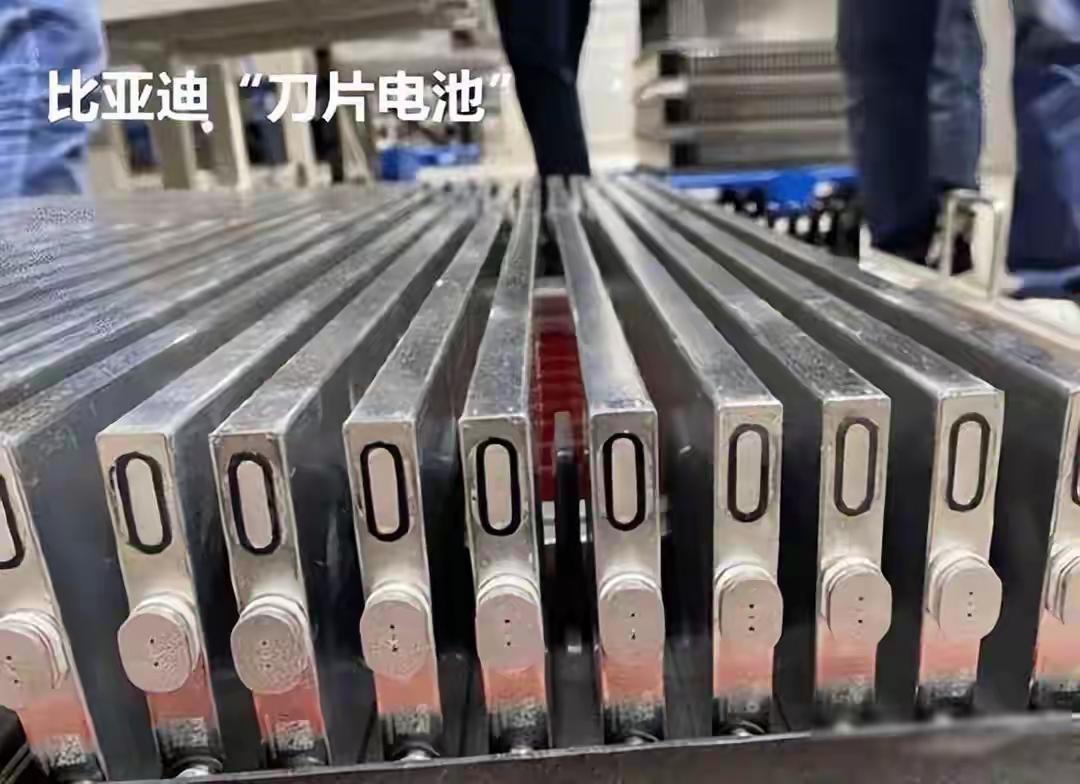 宝马高管主动出来解释了。巴黎车展上，比亚迪的发布会刚结束，现场记者拍完照片、