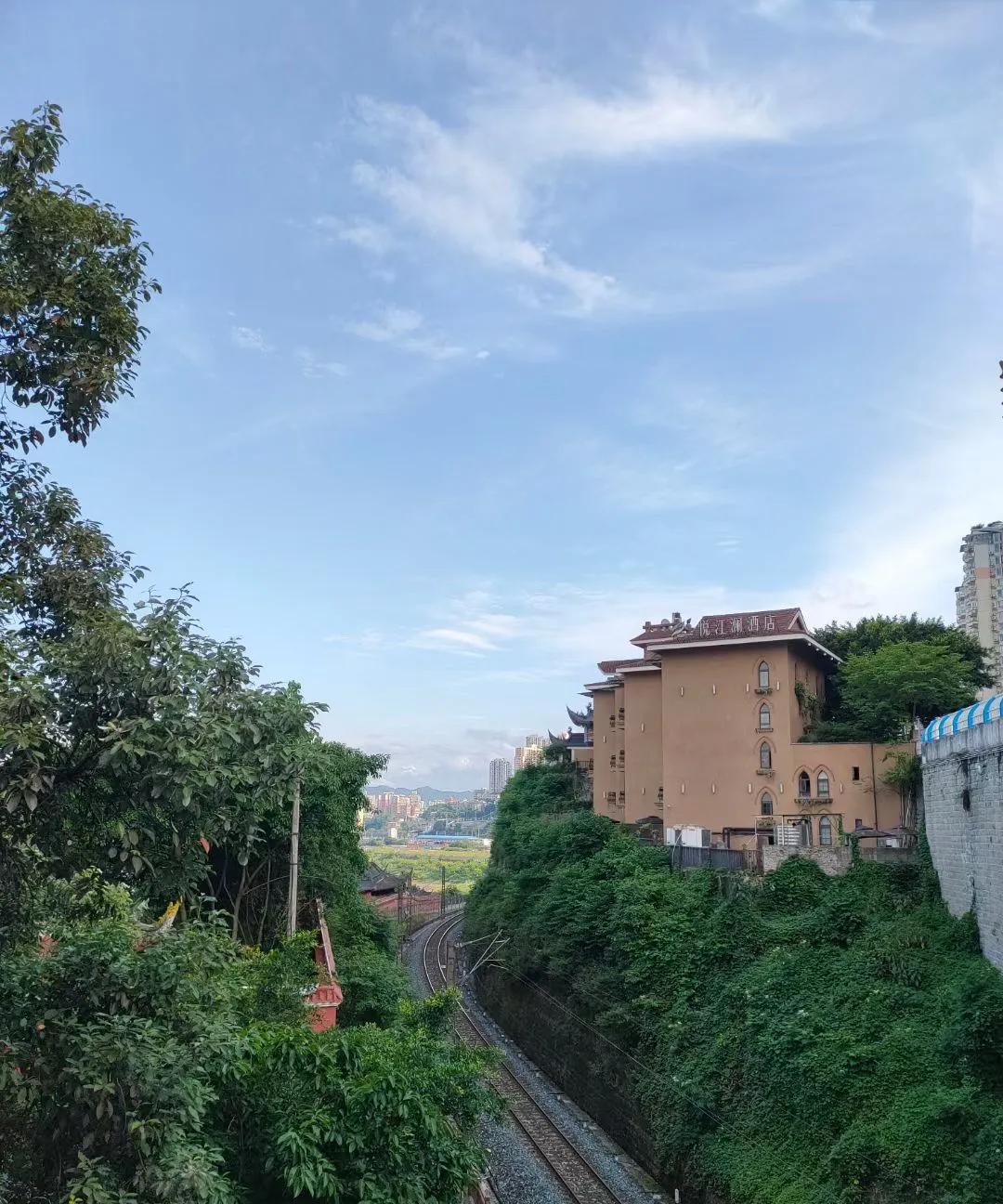 有人问，重庆北站、重庆西站、重庆东站和重庆站都有了，以后会不会再设个重庆南站？其