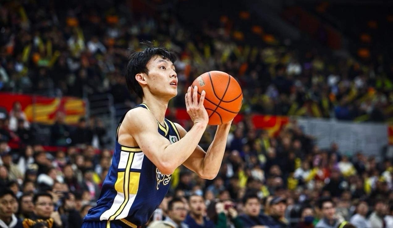 广东110:105深圳，对广东队员打分评价如下:1，徐杰:8.5分队长复出，你却