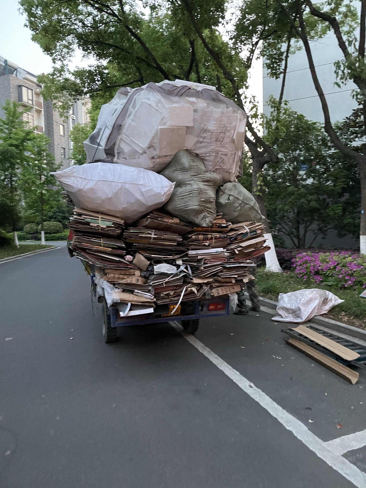 和一位捡废品的老年人聊天后，我对废品价格有了更清晰的了解。废铜最为值钱，光亮铜