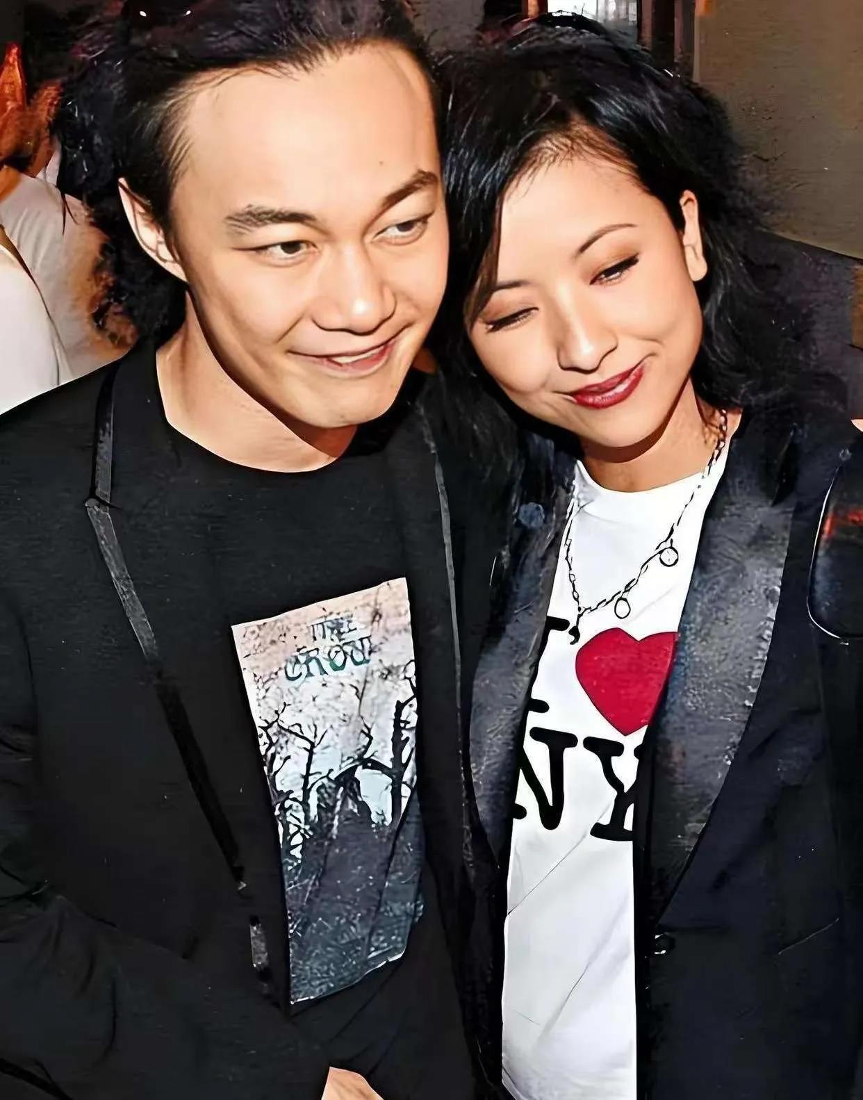 2002年，陈奕迅在演唱会上从舞台上摔下来，导致右边睾丸破裂，医生说他可能永远失