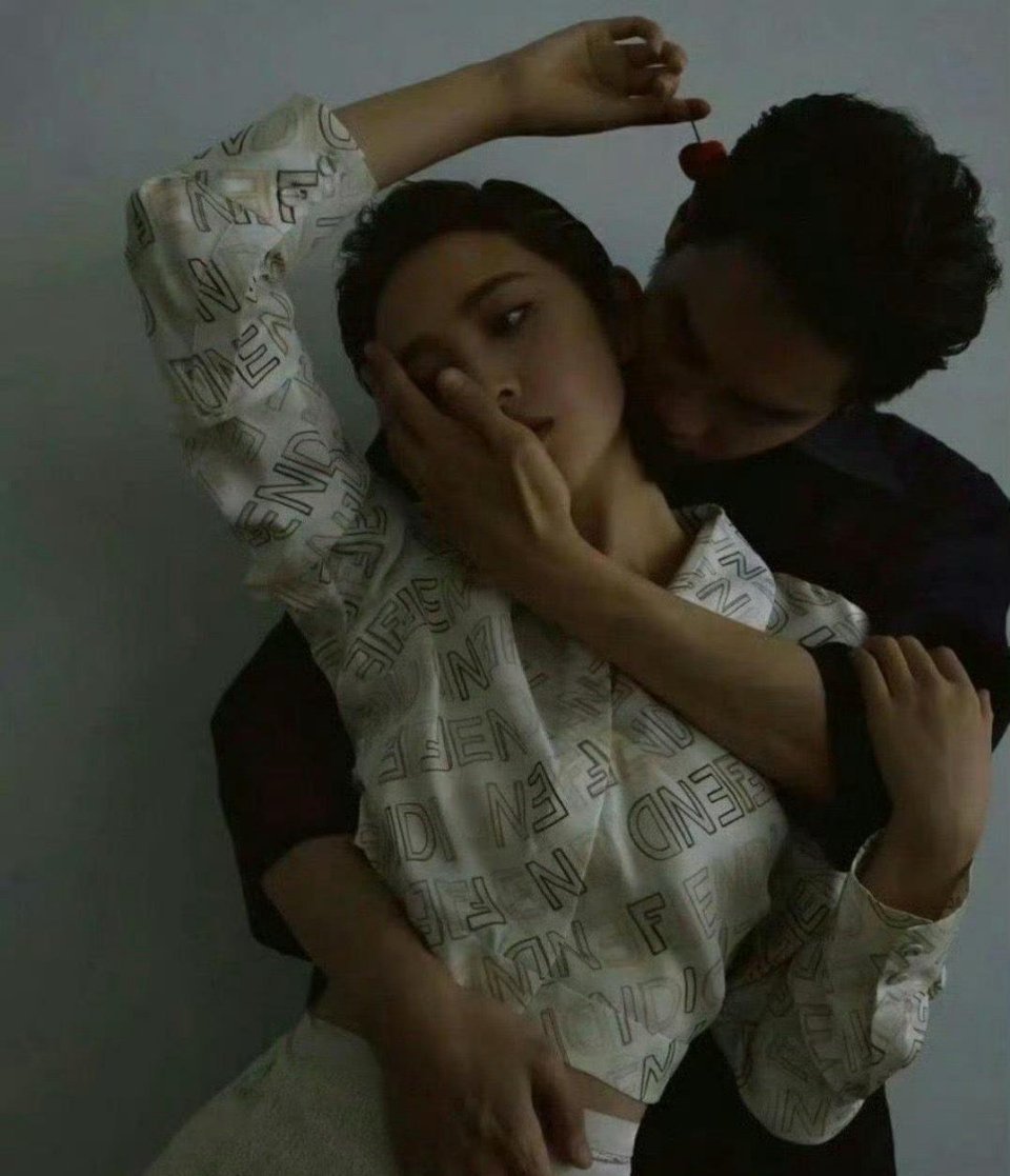 张若昀的手好大，唐艺昕的腰好细，这夫妻俩绝了！