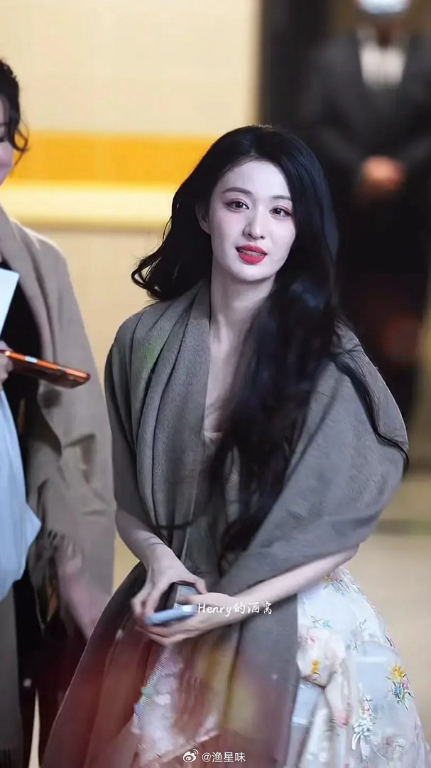 老船的五官好像都不算顶级眼睛，鼻子，嘴巴都是败笔，唯一能看的是身高，但是她的腿不