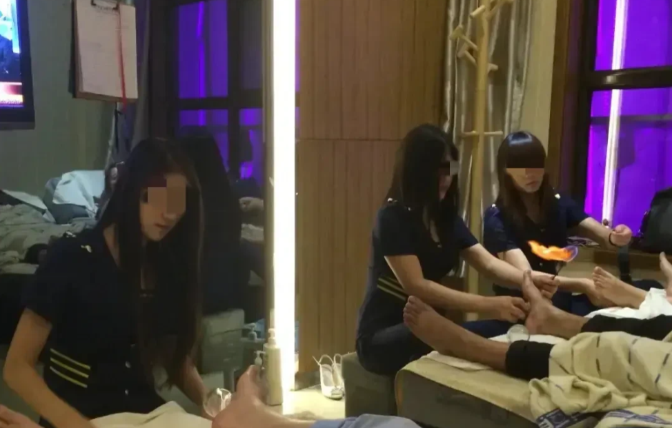 海南海口，男子晚上去按摩馆按摩，女技师在包厢里为男子服务了十几分钟后，男子因身体