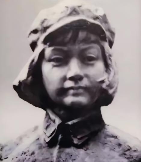 1929年，朱德正和妻子睡觉，突然十几个敌兵破门而入，大喊：“谁是朱德！”危急时