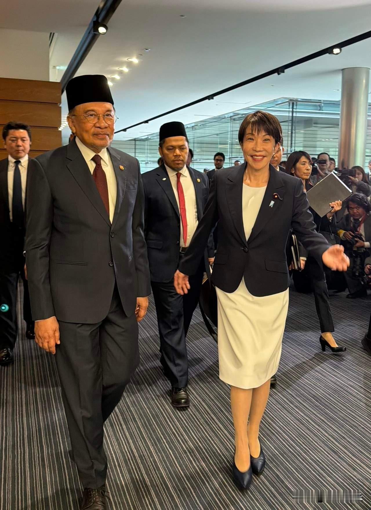 日本首相高市早苗乐开了花！就在日本首相高市早苗与马来西亚总理安尔瓦·易卜拉欣