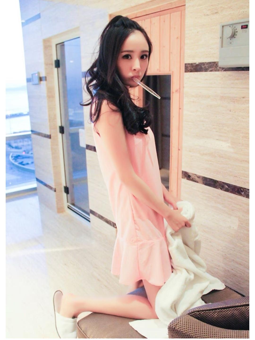 杨幂，嘴巴里是个啥啊？