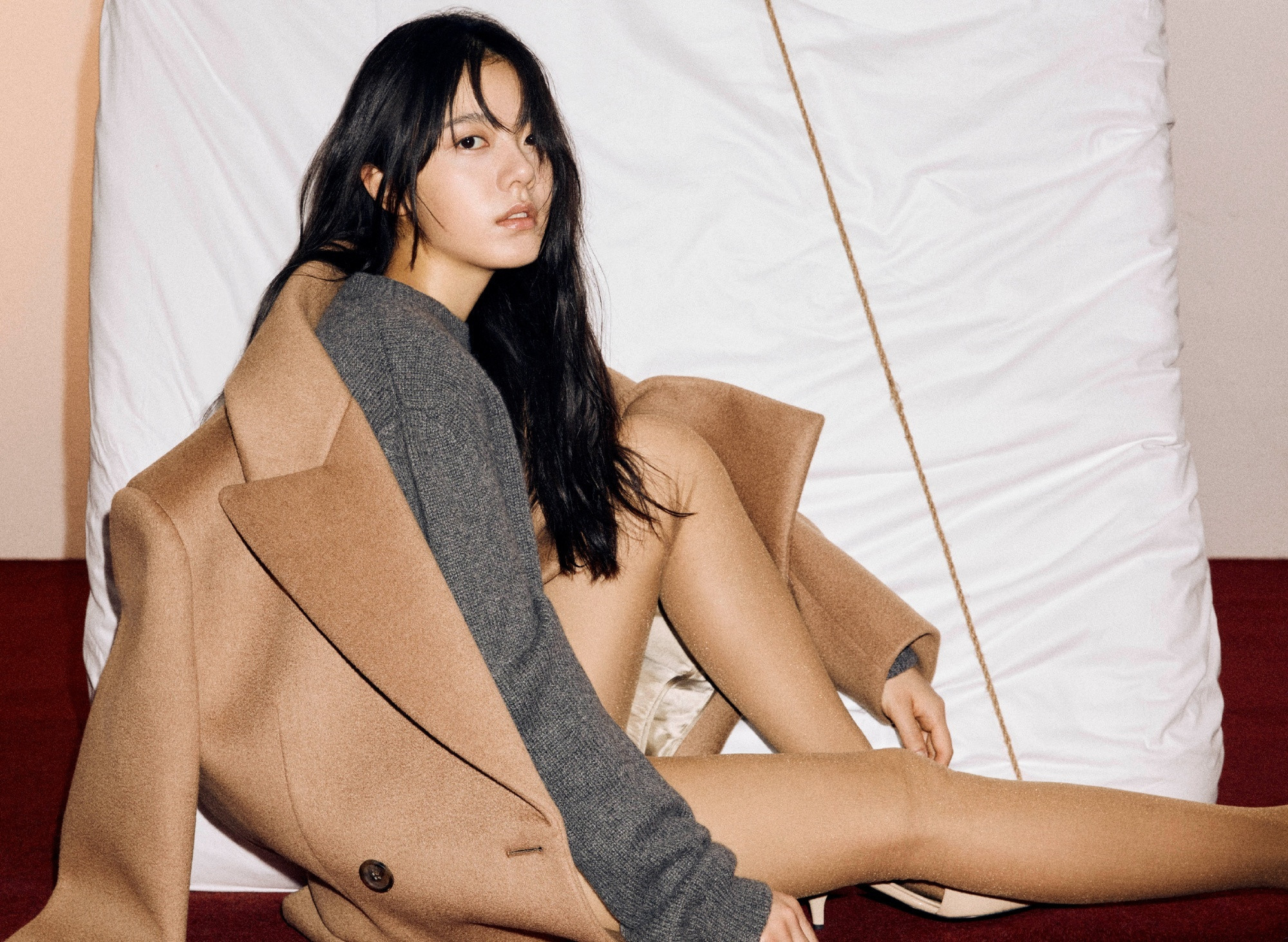 赵今麦~丝袜美腿海报麦麦长大了；打扮成熟了；表情冷峻了；整体卡哇伊