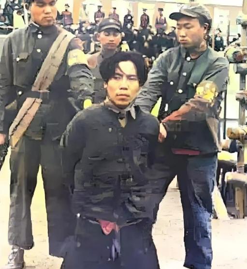 1951年1月30日，浙江江山县保安乡，万人公审大会。一个36岁的男人被五花大绑