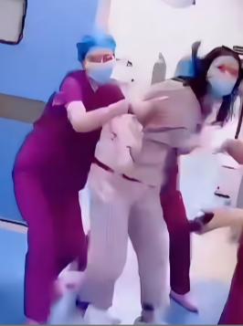 产后不到两小时，她坐在婆婆身上扇耳光，鲜血顺着大腿根流淌，地上洇开一片，护士冲进