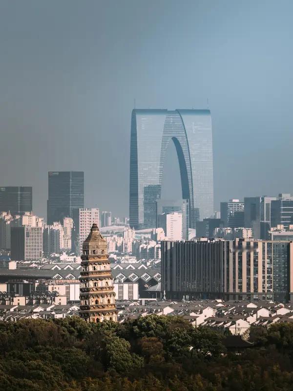 苏州没有自己的机场，却走出了一条独特的发展之路。它和周边有机场的城市搞同城化，这