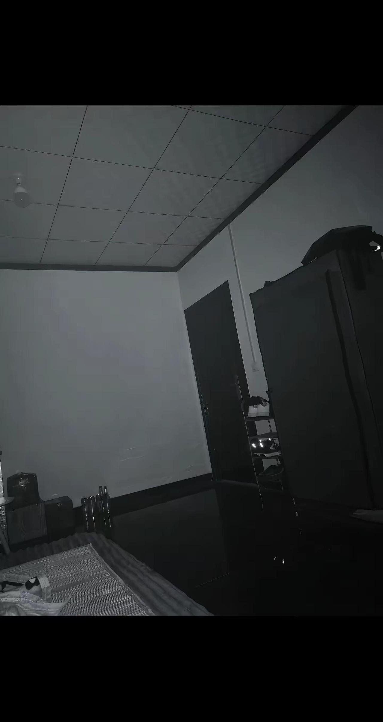 大晚上的不晓得搞什么，一直敲开什么玩笑