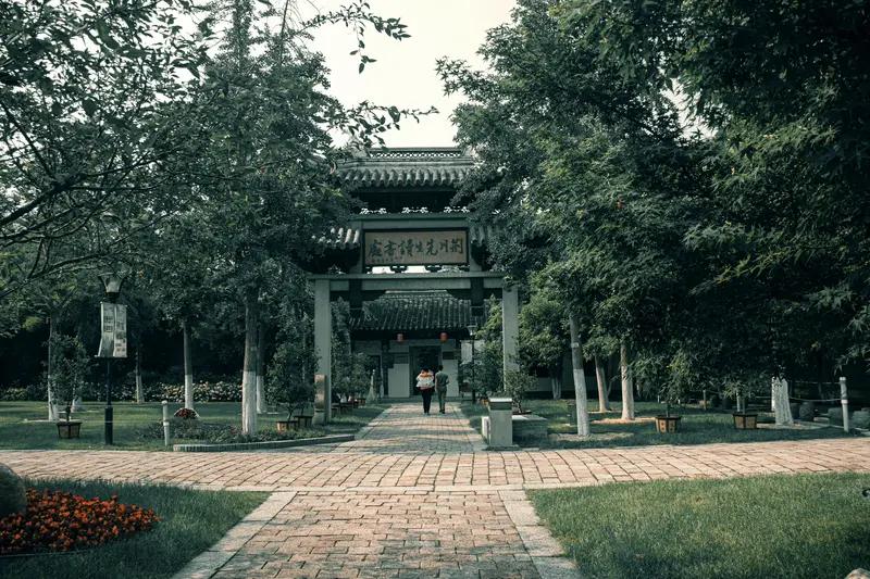 这事儿真让人义愤填膺！陕西咸阳一位71岁的陈老太好心给6个酒后的人指路，就因为问
