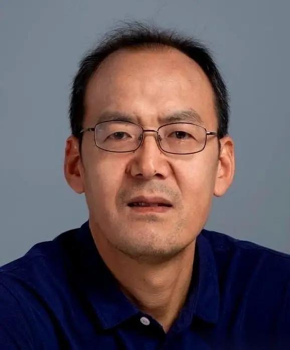 说实话，这种人挺“可怕”的！一个副教授，安安静静搞了三十年计算机。一回头，身后