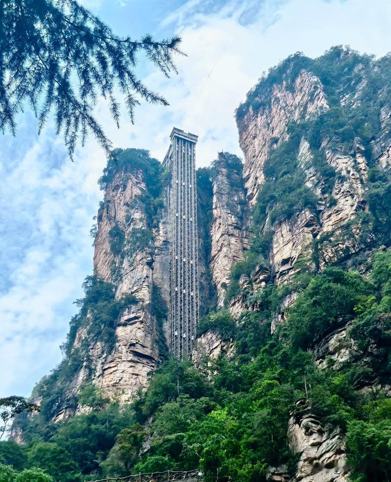 晚上7点，退休男子接到了原单位的电话，对方确定身份后，希望男子能来参加单位举办的