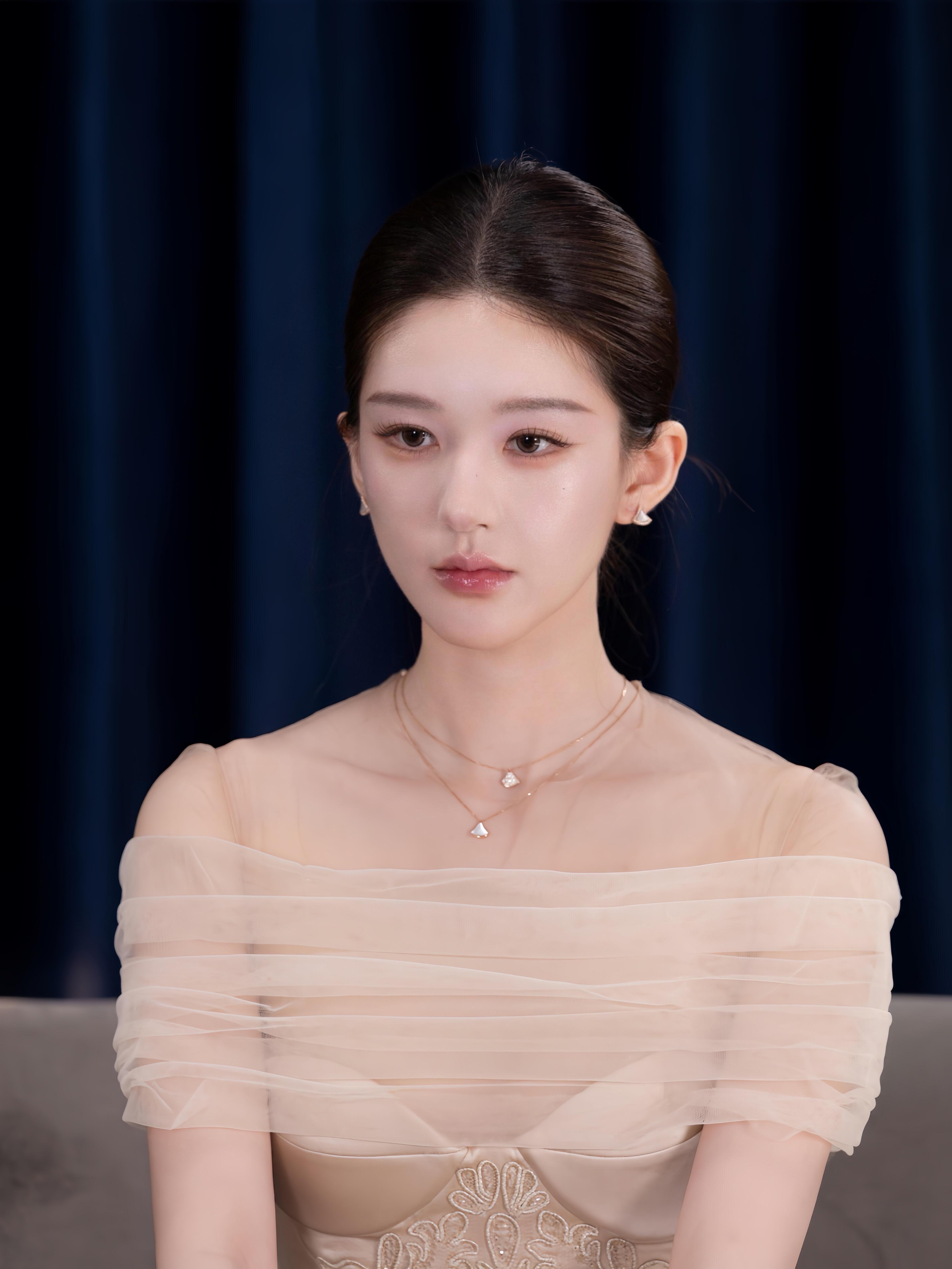 赵露思大光明也能美成这样路人视角下的大光明更真实，没有精修没有特殊打光，就这么