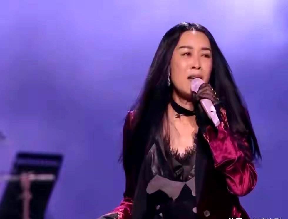 一场关于名人造型的争议，折射出公众对美的敏感与审美标准的差异。那英在跨年晚会上的