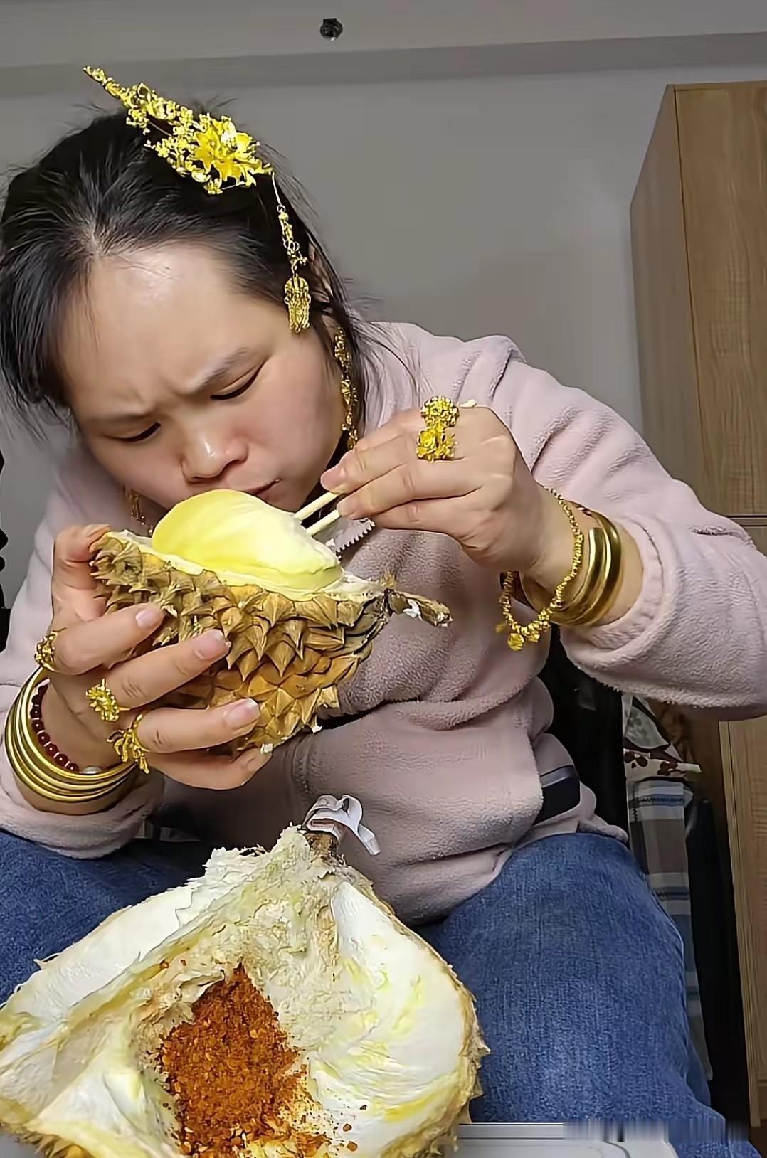 哇塞！这是谁家的小富婆儿啊？众所周知，现在的黄金多贵呀，都1000多块钱一克