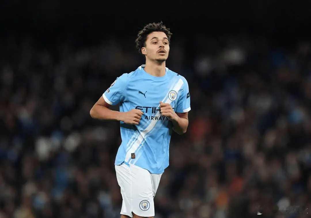 20岁，首秀，曼城主力，他是球队救火英雄对阵布莱顿赛前，在中卫的这一位置上，曼城