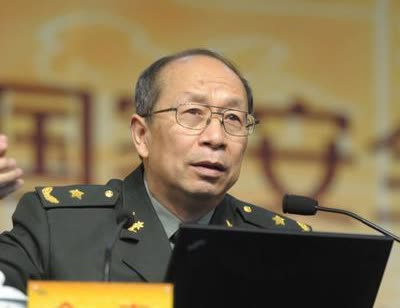 中国人不守信用！”英国教授2000年当面怼金一南，表示中国1842年白纸黑字签了