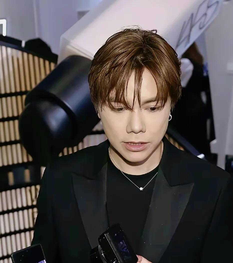 已经有香港艺人站出来说话了！爱国艺人朱庭萱直接点名张敬轩，说他的道歉不是“年