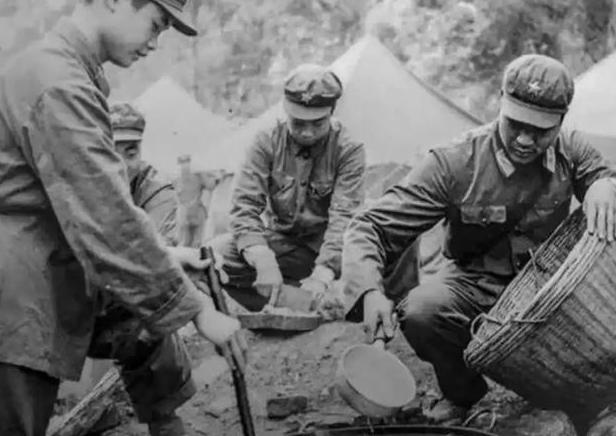 1979年，对越战争，一炊事员送饭途中，看到越军营地，然而他却大摇大摆的走了进去