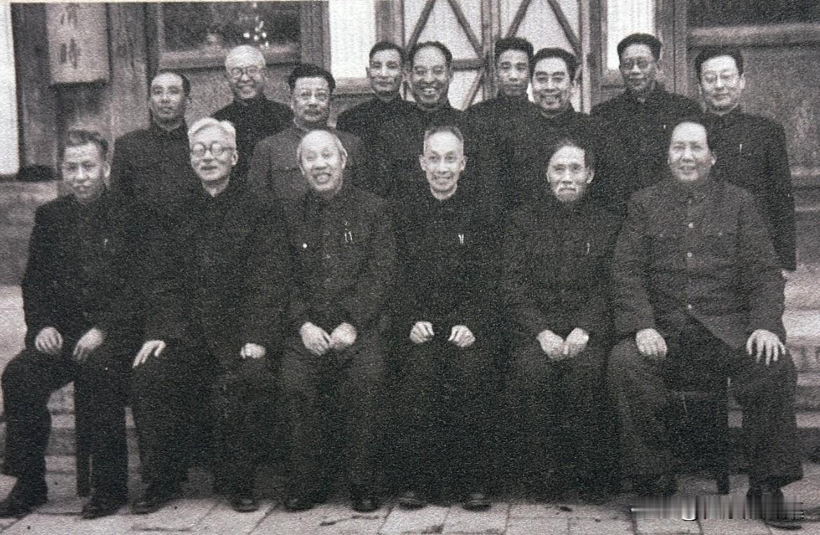1949年，出席政协会议的中国共产党代表团：前排右起，毛泽东、徐特立、吴玉章、董