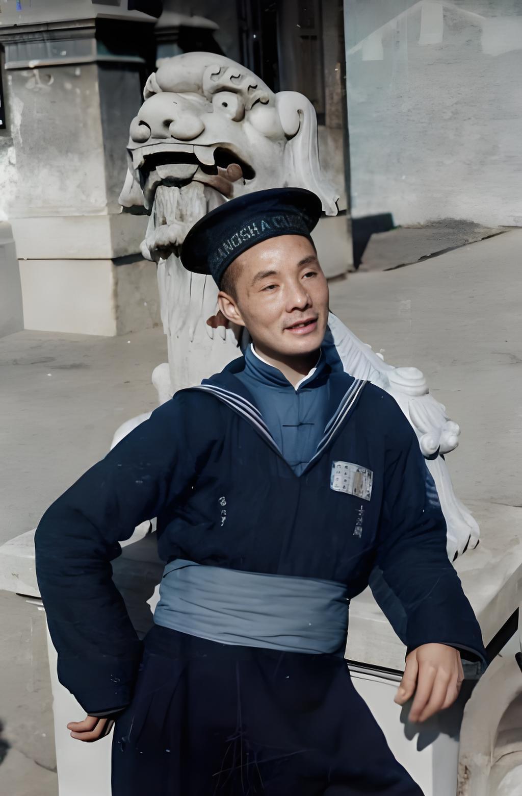 1942年的长沙，刚被三次会战折腾得不成样子，城里到处是炮弹炸的坑、烧坏的房子，