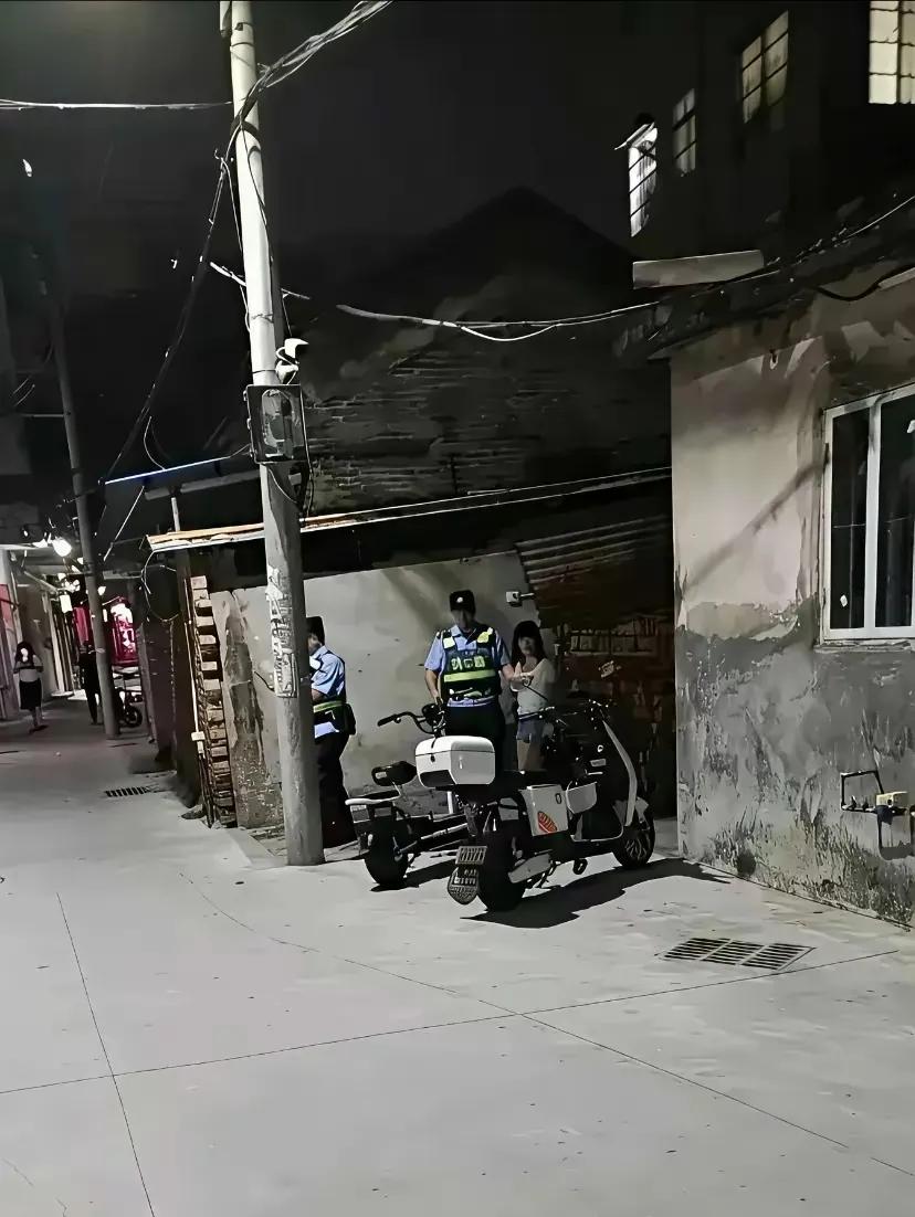 这是在干嘛？解救人质吗？警察叔叔威武，小姐姐貌似不高兴了[汗][汗][