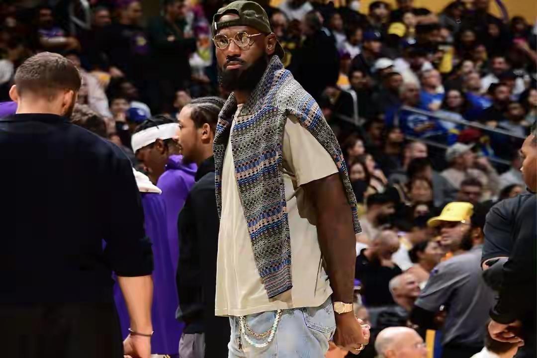 詹姆斯被下放到南湾湖人，可把一些人高兴坏了……！1：首先要搞清楚，詹姆斯并不