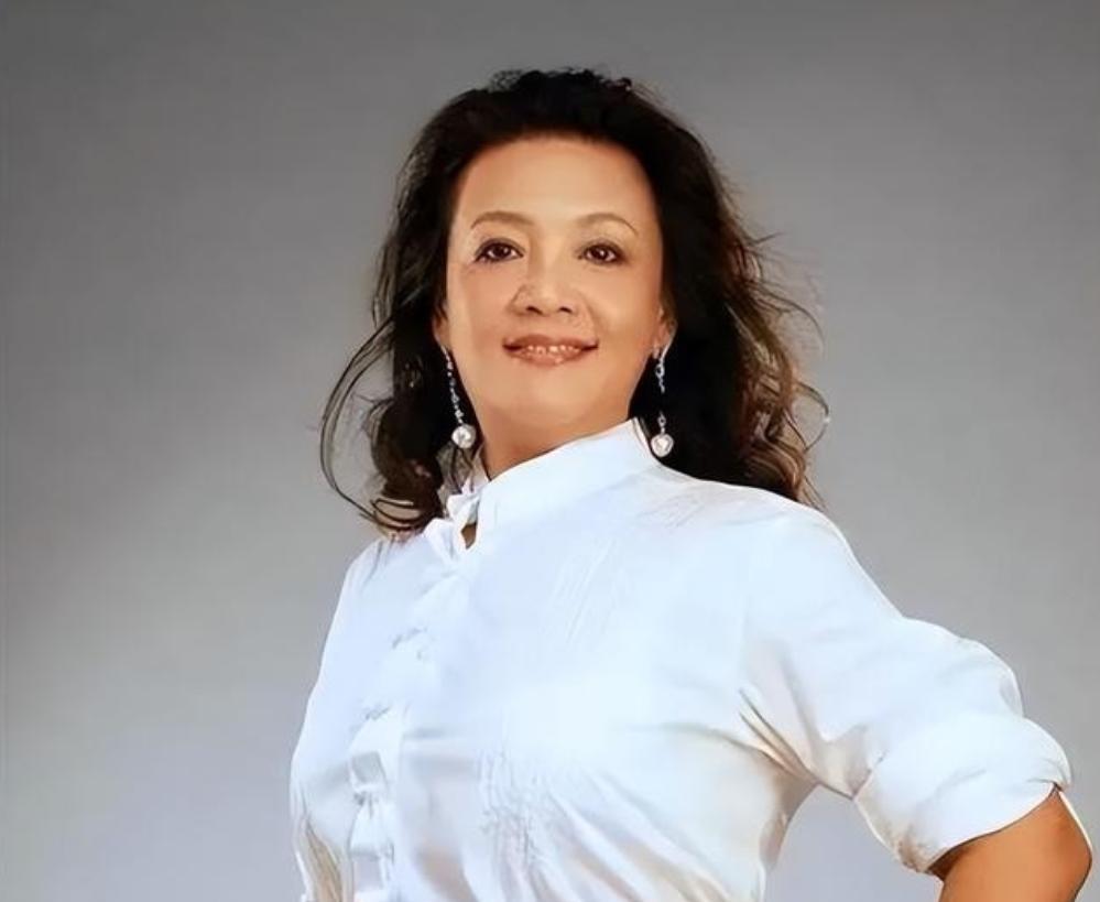 1991年，一个流氓在张兰的饭店吃霸王餐不给钱，张兰拦住不让他走，流氓掏出一把枪