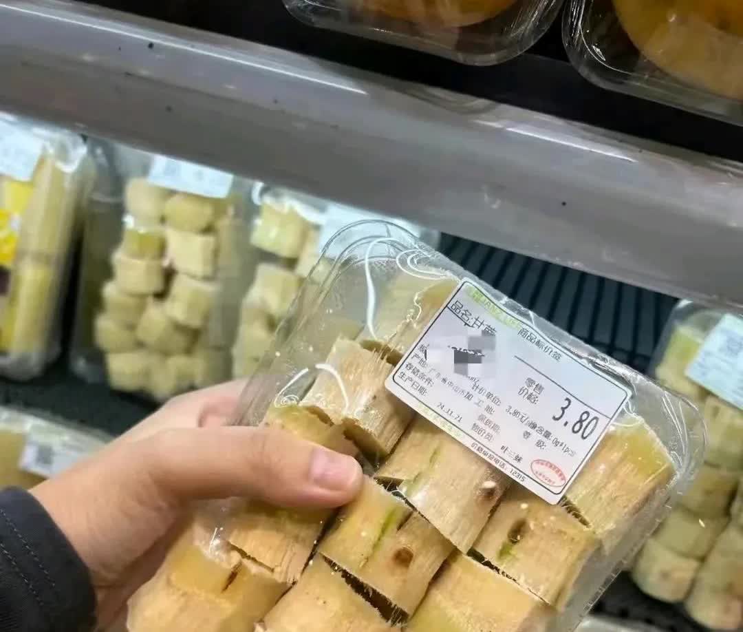 广东深圳，有一名女子早上去买菜，路过一家水果连锁店的时候，就想着进去买点水果回家