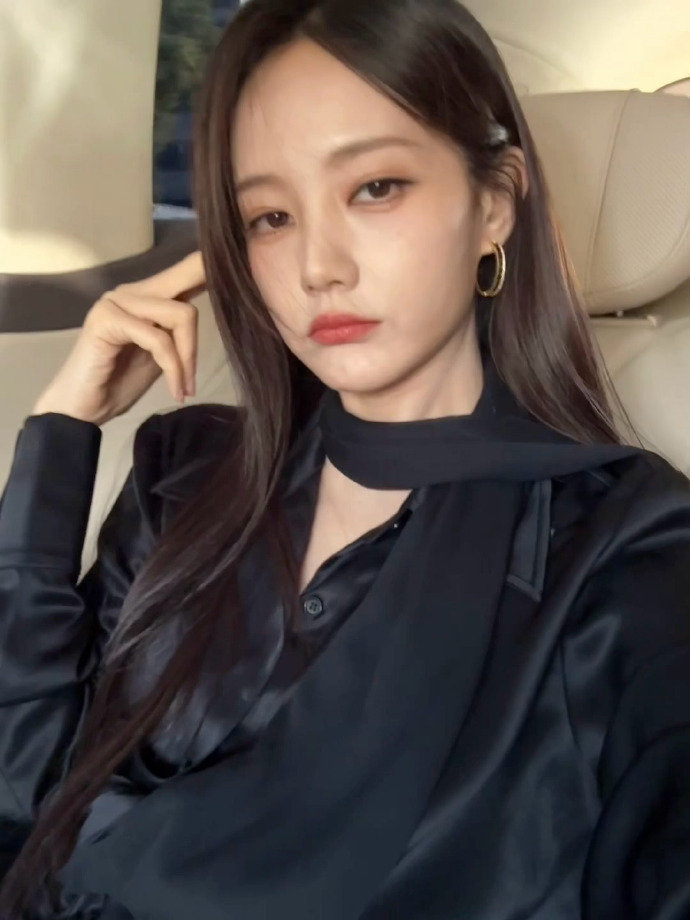 李一桐黑色衬衫妈妈级别李一桐黑色衬衫黑色衬衫造型