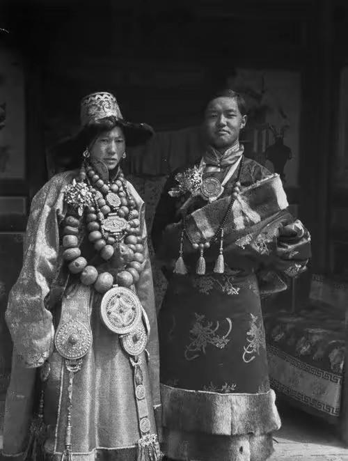 1959年8月的一天，西藏山南克松庄园的管家被解放军叫到院子中间。他脸色发白，额