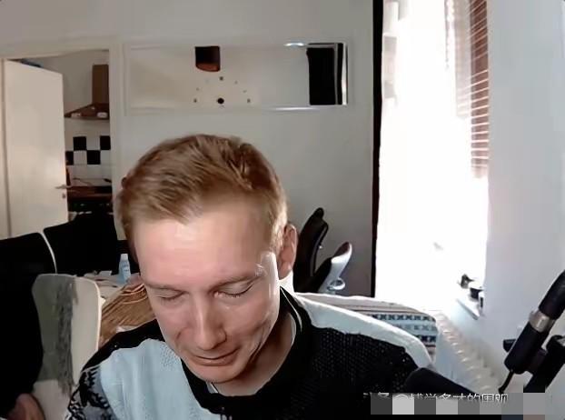 德国猛男躺平四年狂赚25万美元！幕后全靠一个女人疯狂输血。程序员辞职开发塔防