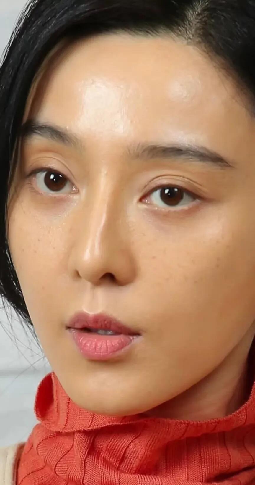 真不知她的颜值哪里好看，怎么可以说是内娱颜值天花板呢？这样看起来普通，并没有林青