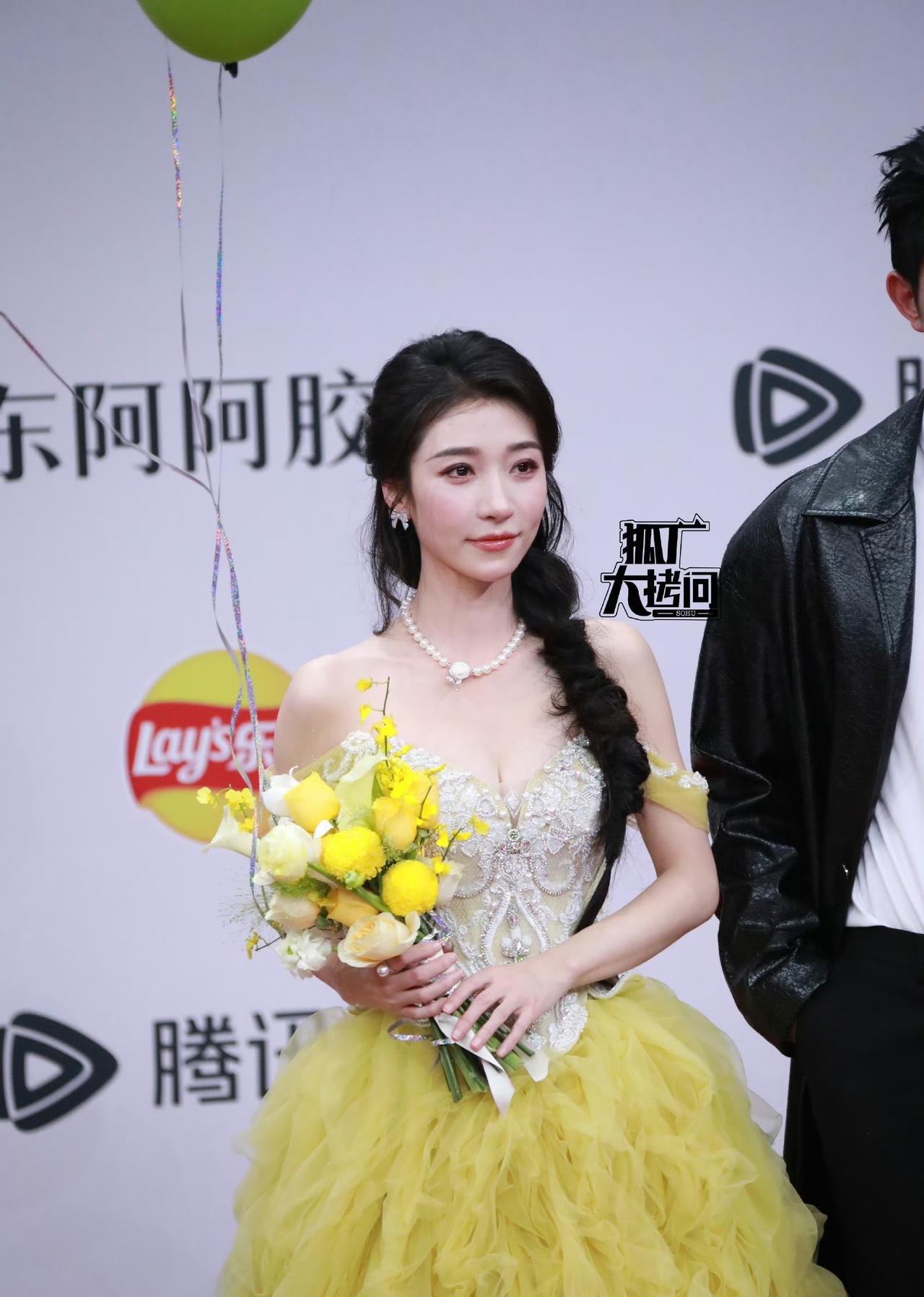 百亿短剧顶流集体冲红毯！14位熟面孔组团炸场，回忆杀拉满光大赏红毯一开场就