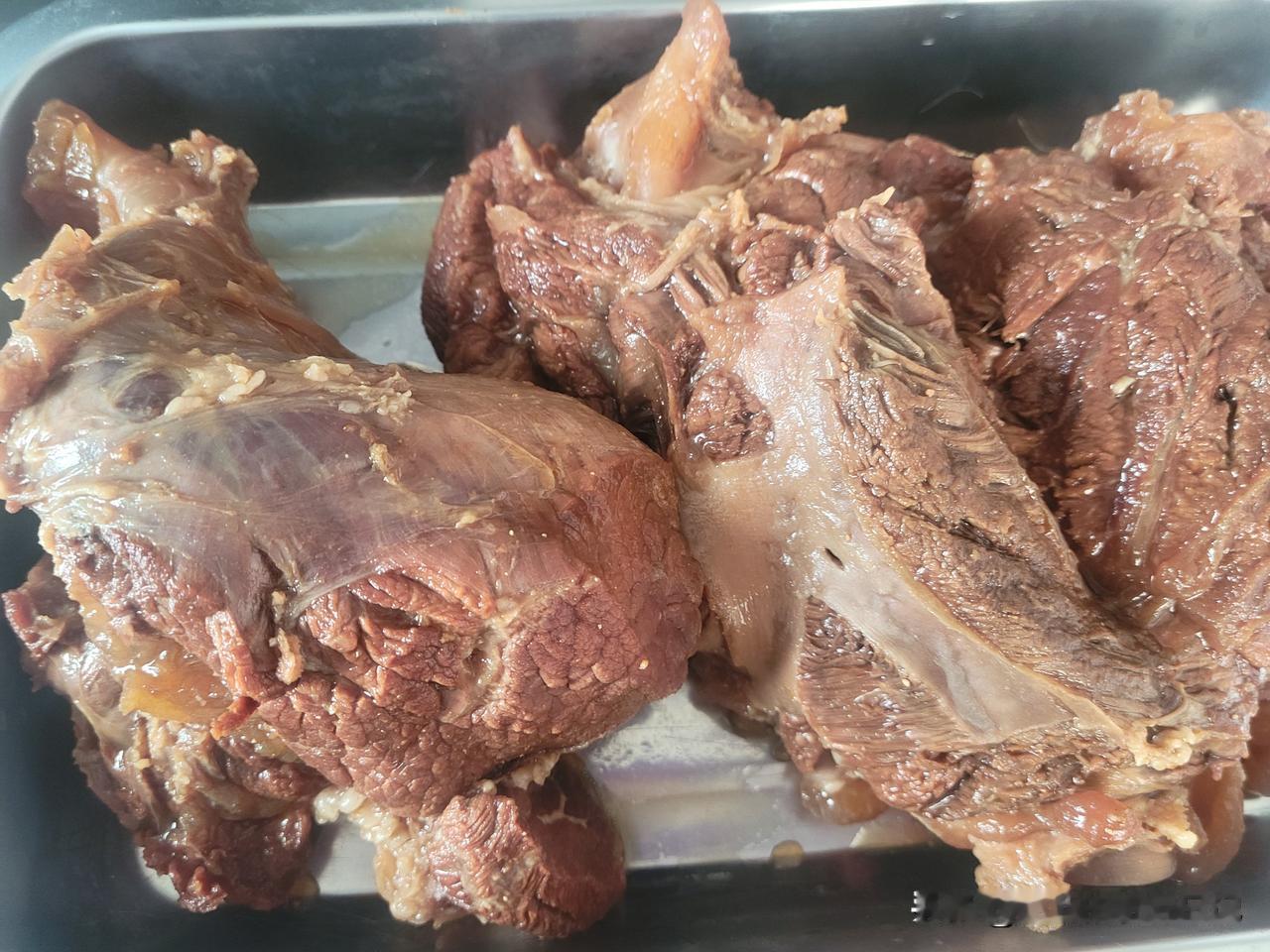 早晨在早市清真牛肉店买回来的牛腱子，到家开始做酱牛肉，刚出锅了，先吃一块解解馋。
