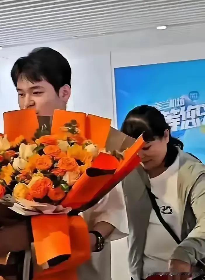 林诗栋载誉归来，机场出口那一刻，全场都愣住了。他没有扑向等在人群中的亲妈，而是膝