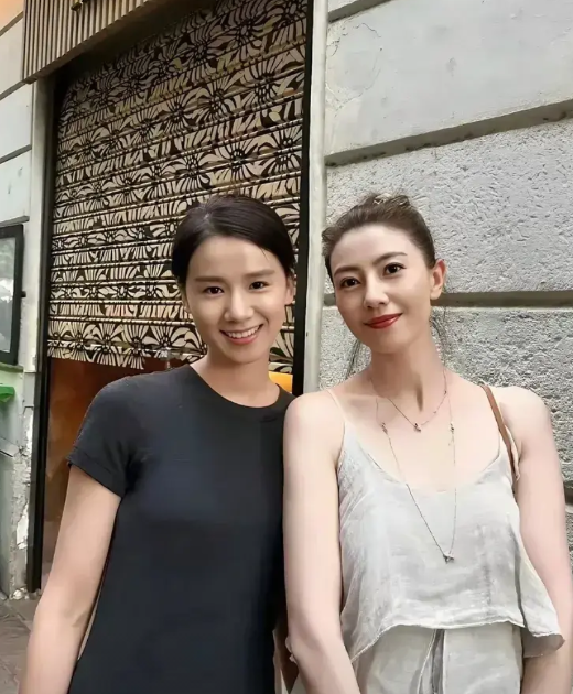演员高圆圆下塌某酒店，被粉丝老板娘看到了。非常开心的老板娘要求跟高圆圆合影，完