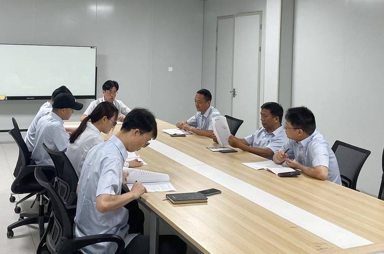 今天一件让我们单位所有人意想不到的事情发生了——一向老实巴交、从不参与领导饭局的